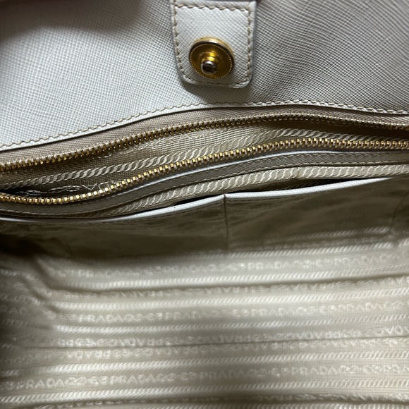 Selling this much loved authentic Prada hand bag with or without shoulder strap - Picture 3 of 9